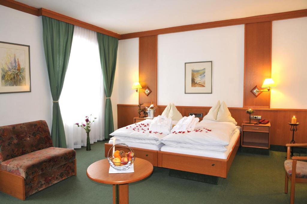 Hotel Zum Goldenen Hirschen フライシュタット エクステリア 写真