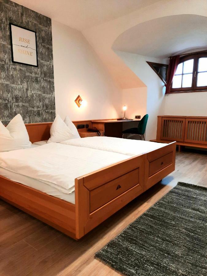 Hotel Zum Goldenen Hirschen フライシュタット エクステリア 写真
