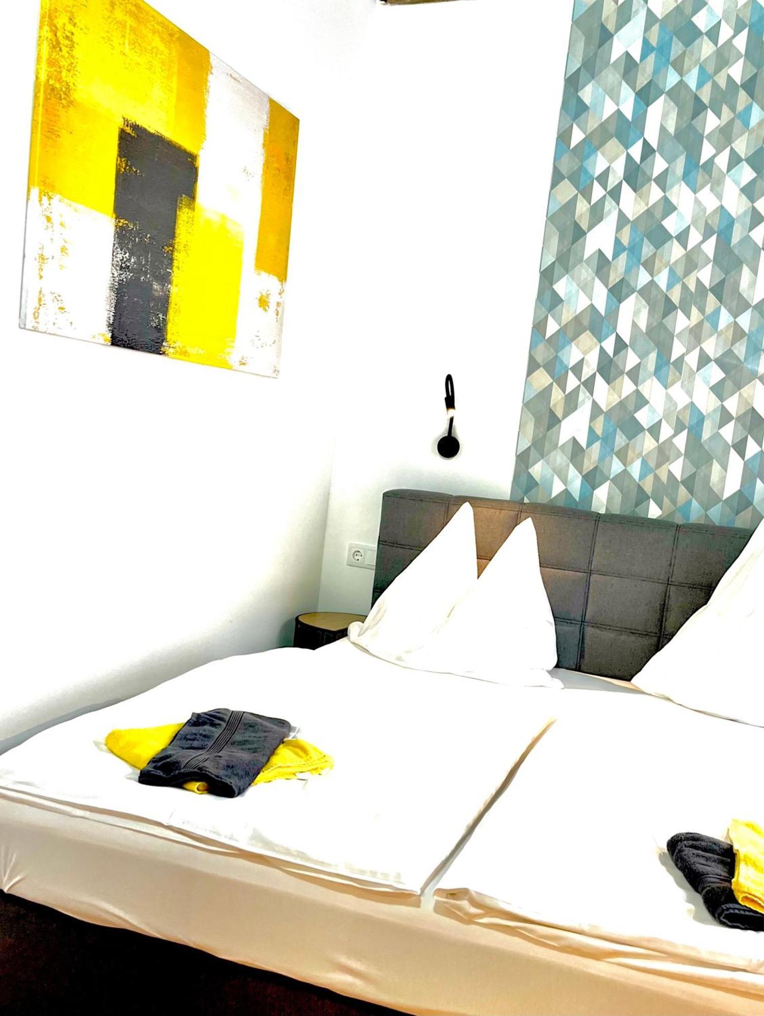 Hotel Zum Goldenen Hirschen フライシュタット エクステリア 写真