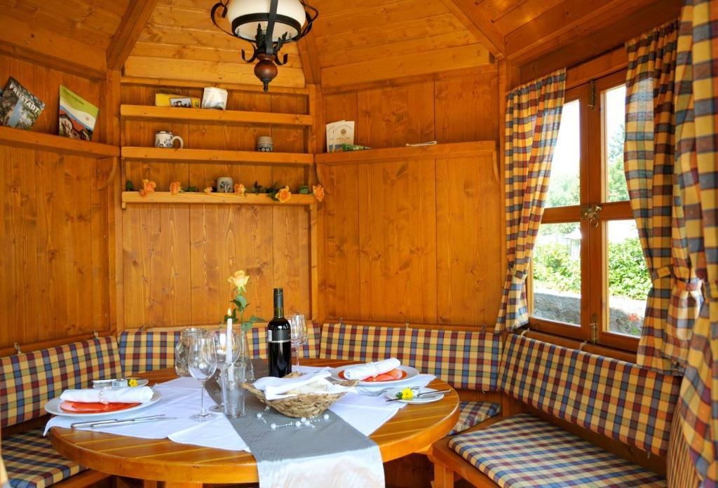 Hotel Zum Goldenen Hirschen フライシュタット エクステリア 写真