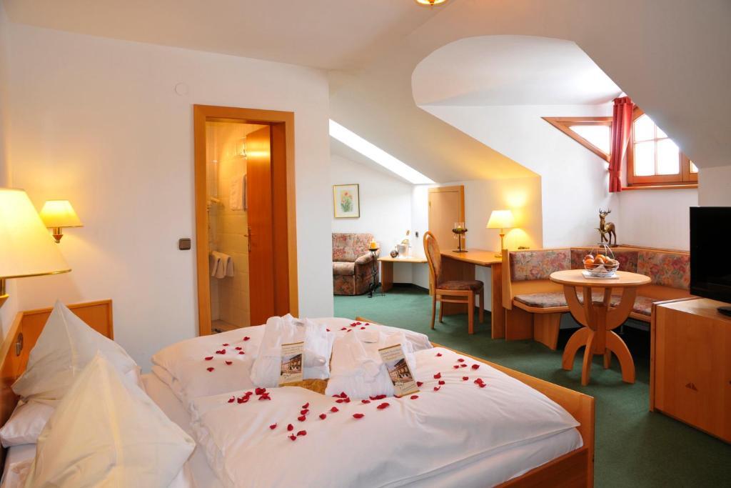 Hotel Zum Goldenen Hirschen フライシュタット 部屋 写真